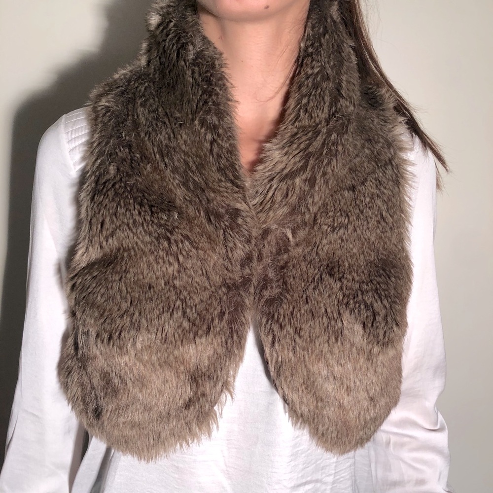 Stradivarius faux fur vest - cropped
